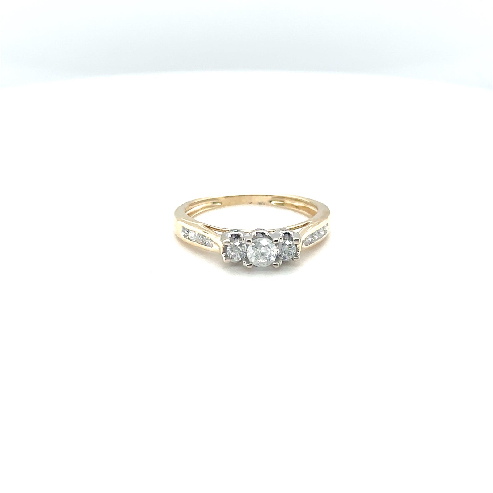 14K YG 3 STONE DIAMOND ENGAGEMENT RING. SIZE 6