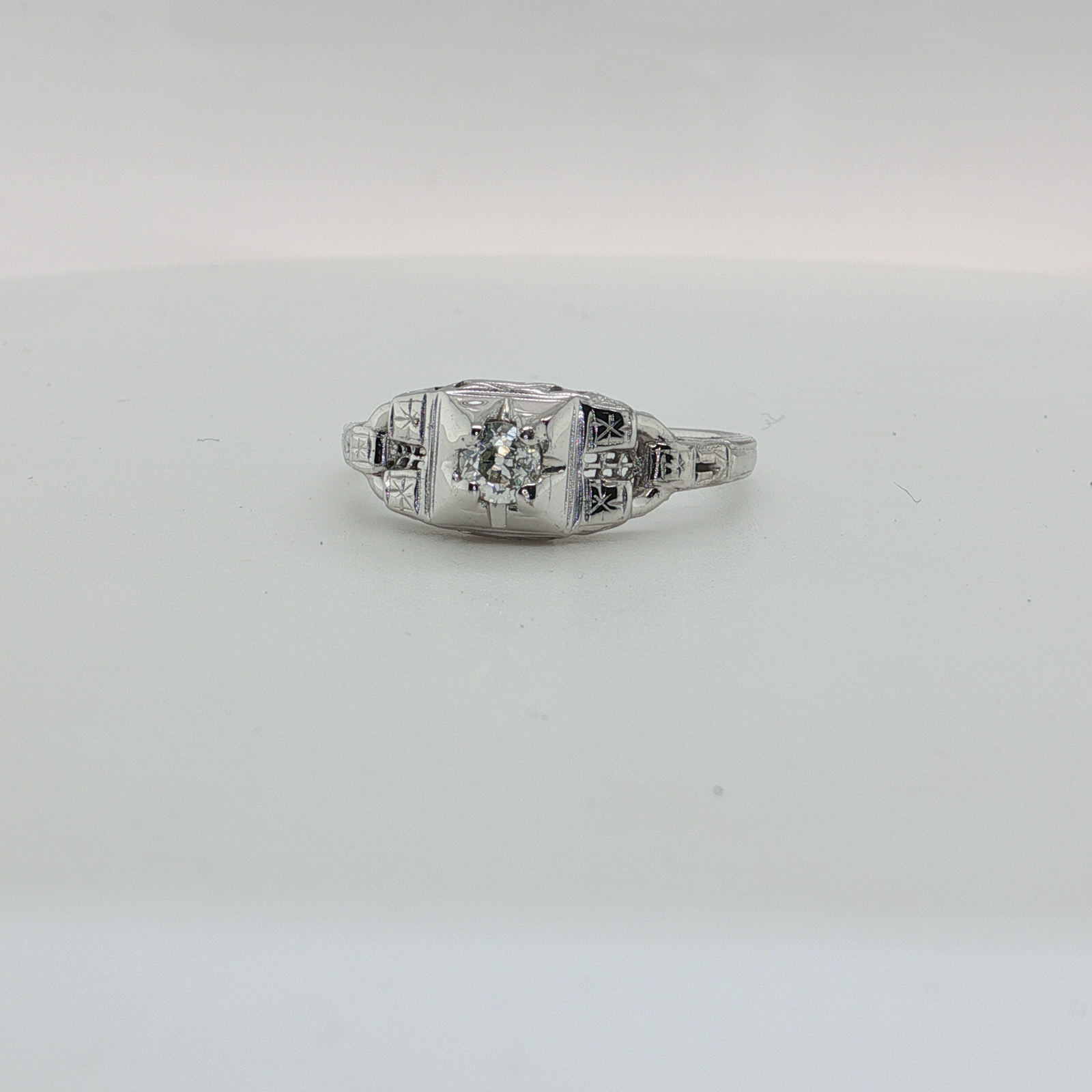 18K WG VINTAGE DIAMOND RING W/ ETCHED DETAIL