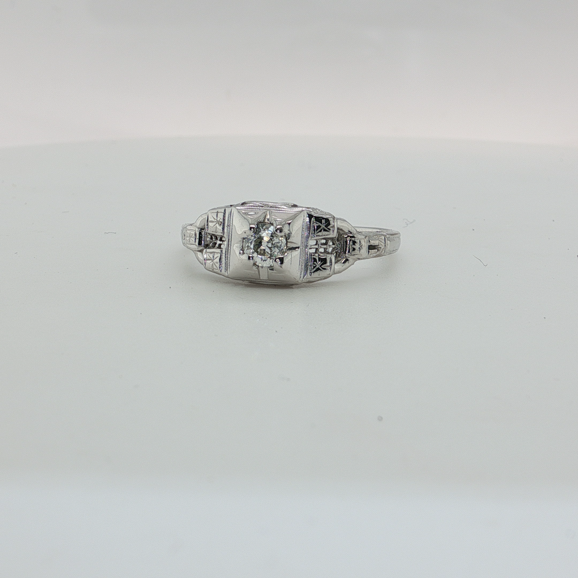 18K WG VINTAGE DIAMOND RING W/ ETCHED DETAIL
