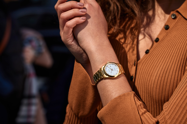 Citizen Peek-a-Boo Bracelet Watch in Gold-Tone with Mother-of-Pearl Dial Rare 1988 Citizen Elegance Mother of Pearl Peek-a-boo Quartz  main image 4